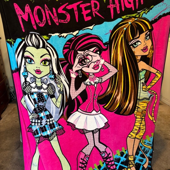 SALE!! Monster High Blanket Very Soft - Picture 1 of 4